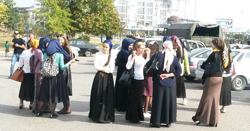 Grozny pupils and students gather for celebrations of Russian President’s Birthday. Photo by the ‘Caucasian Knot’.  