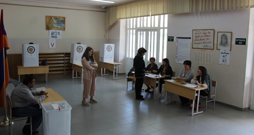 Voting at a polling station in Yerevan, May 14, 2017. Photo by Tigran Petrosyan for the ‘Caucasian Knot’. 