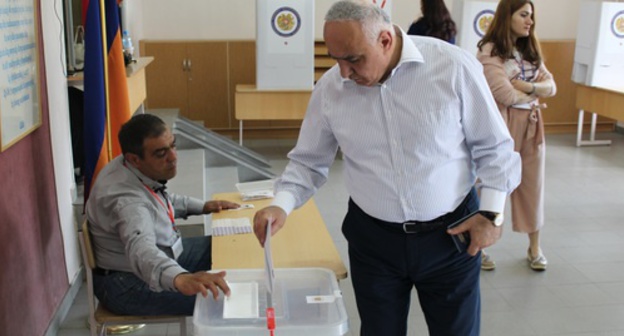 Voting at a polling station, Yerevan, May 14, 2017. Photo by Tigran Petrosyan for the 'Caucasian Knot'. 