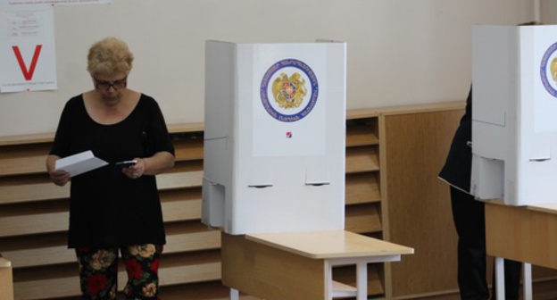 Voting at a polling station in Yerevan, May 14, 2017. Photo by Tigran Petrosyan for the 'Caucasian Knot'. 