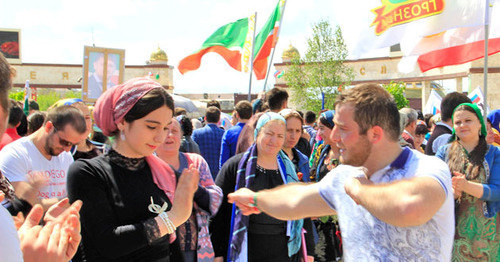 Young people are dancing lezghinka. Photo by Magomed Magomedov for "Caucasian Knot"