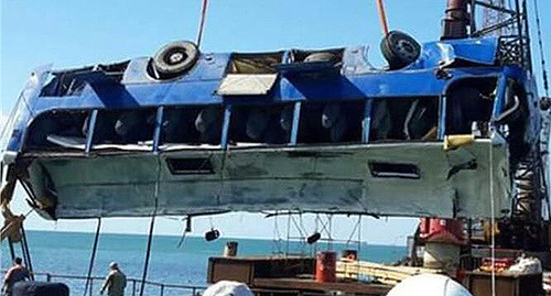 The bus after the fall into the Kerch Strait. Photo http://www.kerch.com.ru/articleview.aspx?id=68375