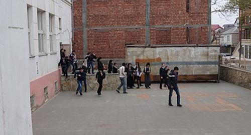 Evacuation of children from the school in Makhachkala. Photo http://05.mchs.gov.ru/