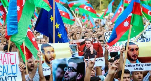 The participants of the oppositional rally carry posters with the political prisoners' photos, flags of Azerbaijan and EU. Baku, September 23, 2017. Photo by Aziz Karimov for "Caucasian Knot"
