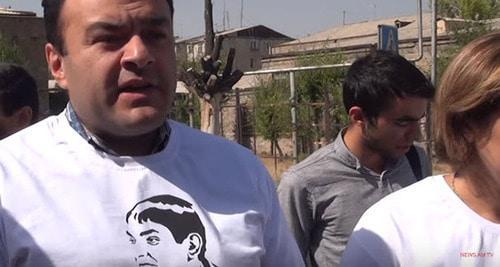 Advocates in the case of the unit "Sasna Tsrer" came to the trial wearing T-shirts with photographs of Judge Gabrielyan, Yerevan, September 27, 2017. Screenshot of video at: NewsamChannelhttps://www.youtube.com/watch?v=CZcB0ClCOVc