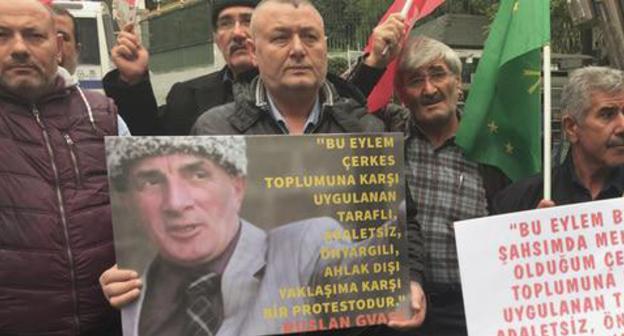 A participants of the rally in support of Ruslan Gvashev with his photo. Istanbul, October 2, 2017. Photo by Magomed Tuaev for "Caucasian Knot"