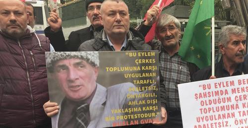 A participants of the rally in support of Ruslan Gvashev with his photo. Istanbul, October 2, 2017. Photo by Magomed Tuaev for "Caucasian Knot"