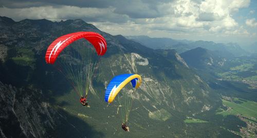 Paragliders in the sky. Photo http://www.riakchr.ru/uchastniki-kubka-rossii-po-paraplanerizmu-prizemlyatsya-na-paraplanakh-v-cherkesske/