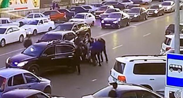 Road conflict between staff members of the "E" Centre and inspectors of the patrol-and-post service in Makhachkala, October 7, 2017. Screenshot: https://www.youtube.com/watch?v=aVbDOpWw_oA