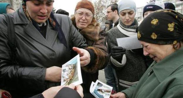 Relatives of victims killed in the militant attack on Nalchik, November 29, 2005. Photo: REUTERS/Viktor Korotayev