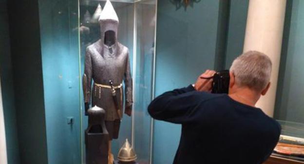 Visitor of the exhibition takes photo of costume of Kabardian warrior, Moscow, October 14, 2017. Photo by Gore Aleksanyay for the Caucasian Knot. 