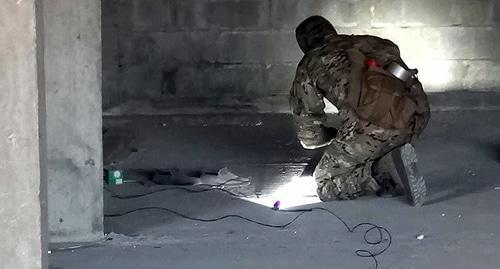 A law enforcer during the special operation in Dagestan. Photo http://nac.gov.ru/kontrterroristicheskie-operacii/organami-fsb-i-mvd-presechena-deyatelnost.html