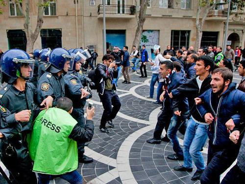 A journalist got into a scuffle between the police and the opposition at the rally to demand the Parliament's resignation. November 17, 2012. Photo by Aziz Karimov for the "Caucasian Knot"
