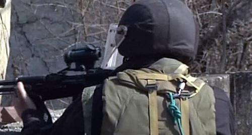 A law enforcer in Chechnya. Photo http://nac.gov.ru/kontrterroristicheskie-operacii/v-sunzhenskom-rayone-chechni-neytralizovan.html