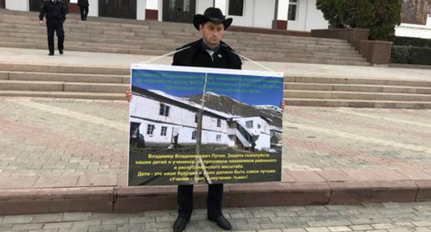 Ramazan Abdulkarimov holds solo picket. Photo by Patimat Makhmudova for the Caucasian Knot. 