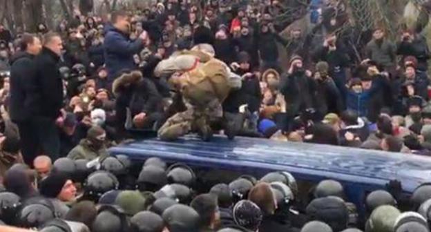 Supporters of Mikhail Saakashvili release him from SBU's car. Still picture of video posted by user Novostnik Channel, https://www.youtube.com/watch?v=EZ_dohQpfz8