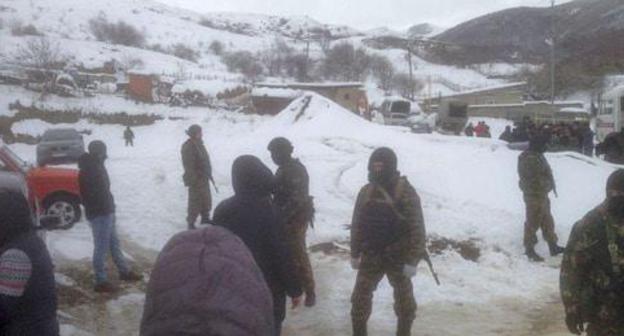 Armed law enforcers verify IDs of people who came for a Friday prayer to the mosque of the Belorechensky village in Kislovodsk. Photo by provided to the Caucasian Knot by an eyewitness 