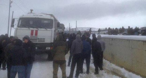 Armed law enforcers verify IDs of people who came for a Friday prayer to the mosque of the Belorechensky village in Kislovodsk, December 8, 2017. Photo by provided to the Caucasian Knot by an eyewitness