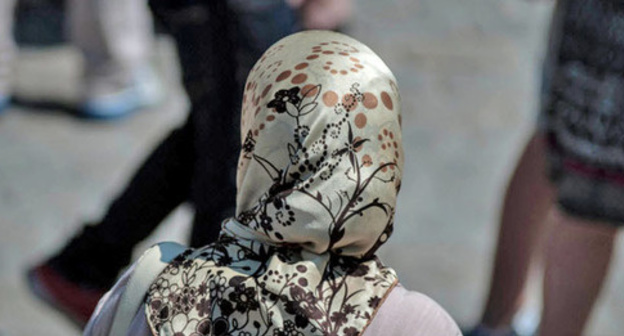 A girl wearing a headscarf. Photo by ther user Daniele Febei https://www.flickr.com