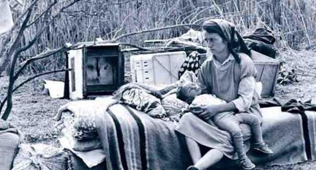 The internally displaced Azerbaijani residents from Karabakh. 1993. Photo: Oleg Litvin https://ru.wikipedia.org