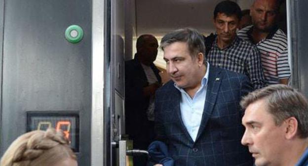 Mikhail Saakashvili (centre). Photo: © Sputnik / Alexey Vitvitsky https://ru.sputnik-news.ee/politics/20171024/7669734/misha-begi-kiev-poluchil-pravo-deportaciju-saakashvili.html