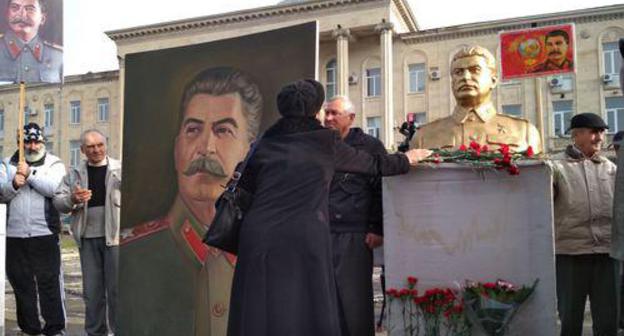 Rally in memory of Joseph Stalin in Gori, December 21, 2017. Photo: © Radio Tavisupleba/ Goga Aptsiauri. https://www.radiotavisupleba.ge/a/stalinis-dabadebis-dge-gorshi/28931395.html