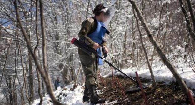 A woman deminer in Nagorno-Karabakh. Photo by the press service of the organization "HALO Trust"