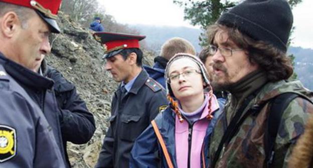 The "EcoWatch" activists argue with the police. Andrei Rudomakha is on the right. Photo by Semyon Simonov, ewnc.org