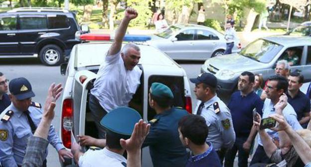 Afghan Mukhtarly near the court building in Baku, May 31, 2017. Photo: REUTERS/Aziz Karimov