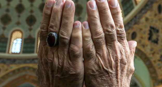 Hands of a praying believer. Photo by Aziz Karimov for the "Caucasian Knot"