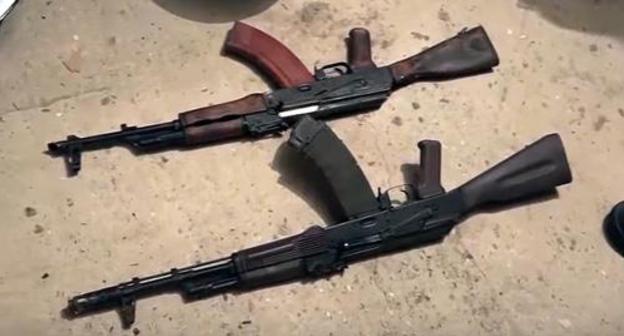 Submachine guns found during the search of the Dagestani official's house. Photo: the Investigating Committee of the Russian Federation, https://www.youtube.com/watch?v=8_SZ_0qeI10