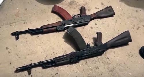 Submachine guns found during the search of the Dagestani official's house. Photo: the Investigating Committee of the Russian Federation, https://www.youtube.com/watch?v=8_SZ_0qeI10