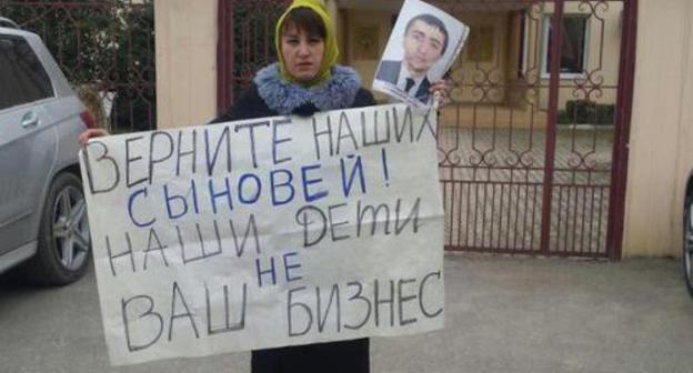 Gulya Karakhanova, mother of Magomed Karakhanov who disappeared in Derbent, held a picket near the City Prosecutor's Office. February 9, 2018. Photo courtesy of Gulya Karakhanova