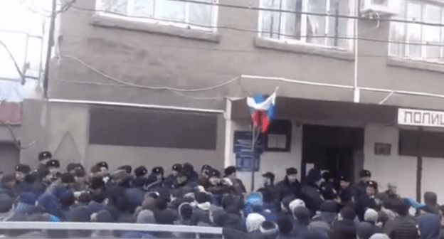 Residents of the Dagestani village of Akhty have gathered near the police station on February 9, 2018. Screenshot of the video from the Telegram channel "Akhty 24"