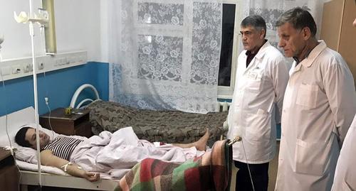 A man injured in the mass shooting of believers in Kizlyar in a hospital ward. Photo http://minzdravrd.ru/