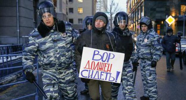 The police detains the participant of the protest action against corruption. Moscow, December 2014. Photo REUTERS/Tatyana Makeyeva (RUSSIA - Tags: BUSINESS CRIME LAW POLITICS CIVIL UNREST)