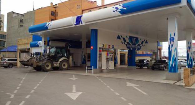 Filling station near residential house. Photo by Grigory Shvedov for the 'Caucasian Knot'.