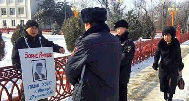 Journalist Vitaly Kadaev holds solo pickets in memory of Boris Nemtsov, Elista, February 27, 2018. Photo is provided to the Caucasian Knot by Valery Badmaev. 