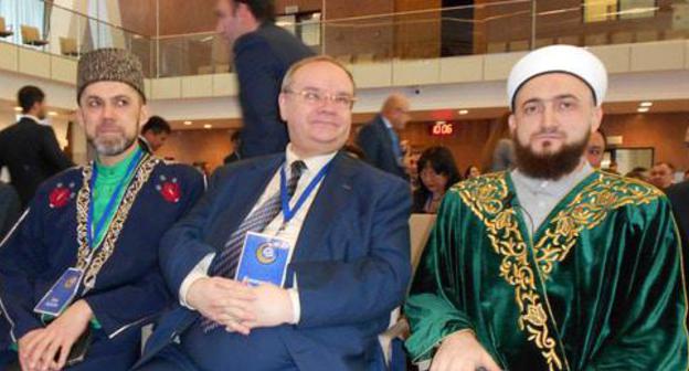 Tatarstan's Mufti Kamill Samigullin (right) among guests of Islamic Economic Forum, Moscow, February 27, 2018. Photo by Rustam Djalilov for the Caucasian Knot. 