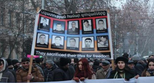 Banner with photos of the victims of demonstration dispersal in March 2008. Photo by Tigran Petrosyan for the Caucasian Knot. 