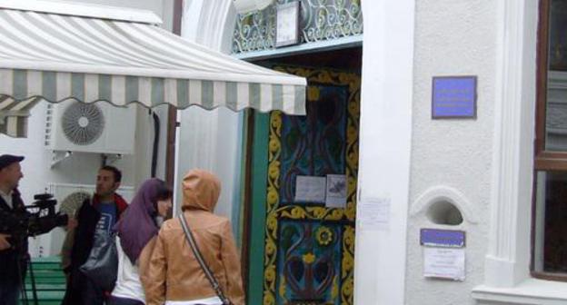 Women near the entrance to a mosque in Batumi. September 2013. Photo by Edita Badasyan for the "Caucasian Knot"