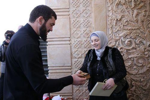 Magomed Daudov, the speaker of the Chechen parliament, gives the Order of Fatherland's Honour to Medni Kadyrova. Photo http://www.parlamentchr.ru/press-centre/news/6758-m-daudov-vruchil-ajmani-i-medni-kadyrovym-vysshie-nagrady-parlamenta-chr