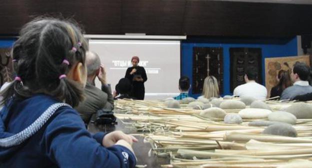 At a presentation of the project "Fathers and Daughters" in Makhachkala. March 9, 2018. Photo by Rasul Magomedov for the "Caucasian Knot"