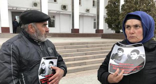 Parents of the murdered Gasanguseinov brothers are waiting for a meeting with officials at the Dagestani government building, Makhachkala, March 12, 2018. Photo by Patimat Makhmudova for the Caucasian Knot. 