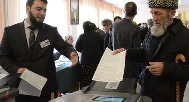 Voting at polling station in Grozny, March 18, 2018. Photo: REUTERS/Said Tsarnayev