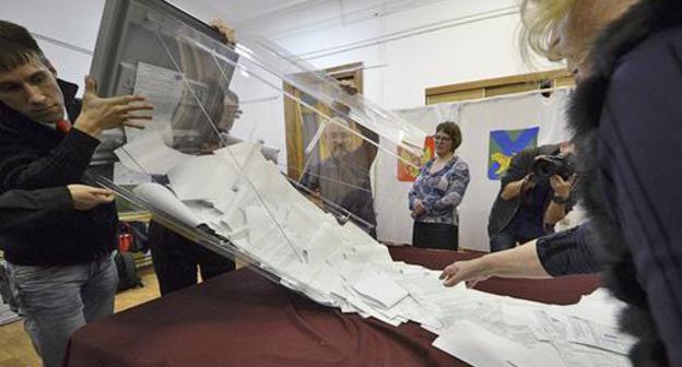 Counting of votes. Photo: REUTERS/Yuri Maltsev