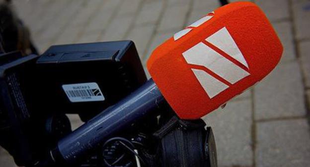 Microphone and camera of 'Rustavi-2' filming team. Photo: © Sputnik / Alexander Imedashvili https://sputnik-georgia.ru/reviews/20170722/236727499/Pochemu-TV-Rustavi-2-ne-platit-nalogi.html