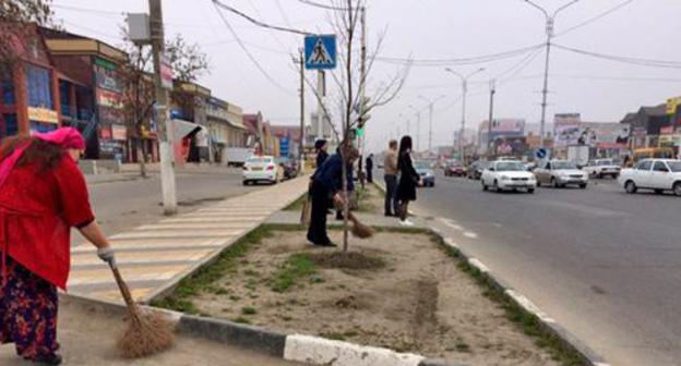 Cleaning works in the streets of Grozny. April 2016. Photo by Ibragim Estamirov http://www.grozny-inform.ru