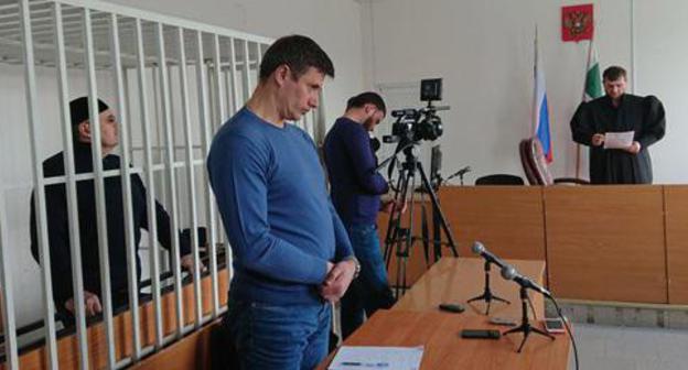 Advocate Pyotr Zaikin (on the right) and Oyub Titiev in the court room. Grozny, April 4, 2018. Photo by the press service of the HRC "Memorial"