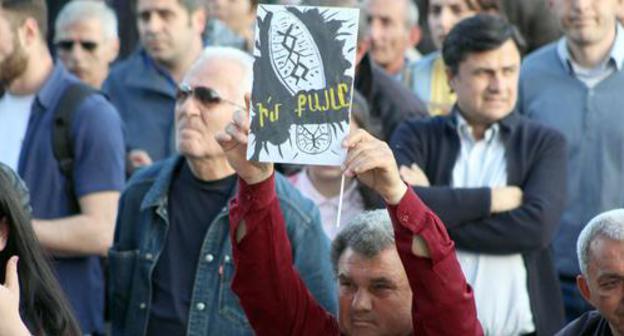 Participants of the rally protest against nomination of the former Armenian President Serzh Sargsyan for the post of Prime Minister, Yerevan, April 9, 2018. Photo by Tigran Petrosyan for the Caucasian Knot.